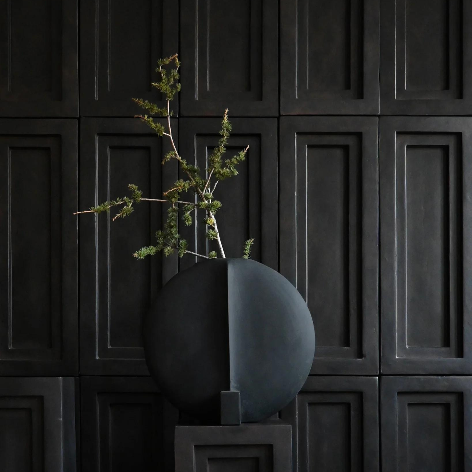 Guggenheim, Big, Black | Vase (Warehouse Sale)